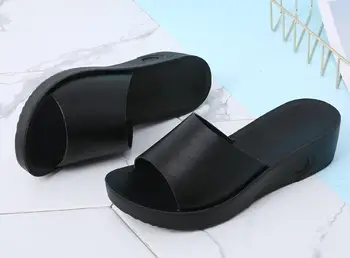Vasaras 2020 jaunas čības sieviešu ādas sandales sieviešu universāls, ērti slīpums papēža Pulovers apaļu purngalu pludmales apavus iekštelpu gaisa