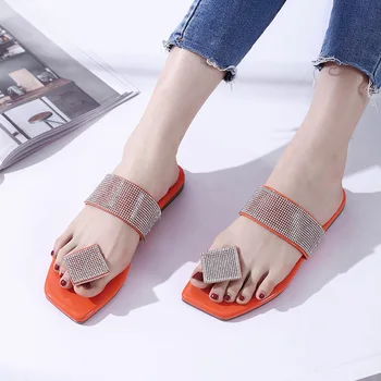Čības sieviešu apģērbi Eiropas stila 2020. gada vasarā jaunu gadījuma modes ērti spilgti dimanta klipu toe sandales sieviešu kurpes