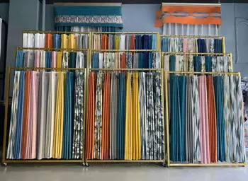 Aizkaru lifts display rack mājas tekstila audums mākslas grīdas tipa displejs glabāšanas kustamo jostas ritenis karājas auduma parauga plaukts