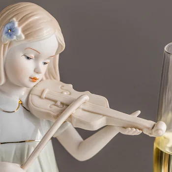 Augstā temperatūrā apdedzināti, rietumu meitenēm, spēlējot vijoli keramikas skulptūru rotājumi Eiropā līnijas estētisko vīna skapis decorativ